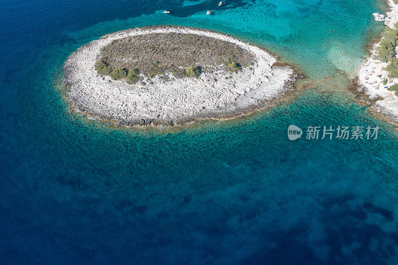 Mlini海滩的角度视图在Pakleni Otoci群岛附近赫瓦尔，克罗地亚